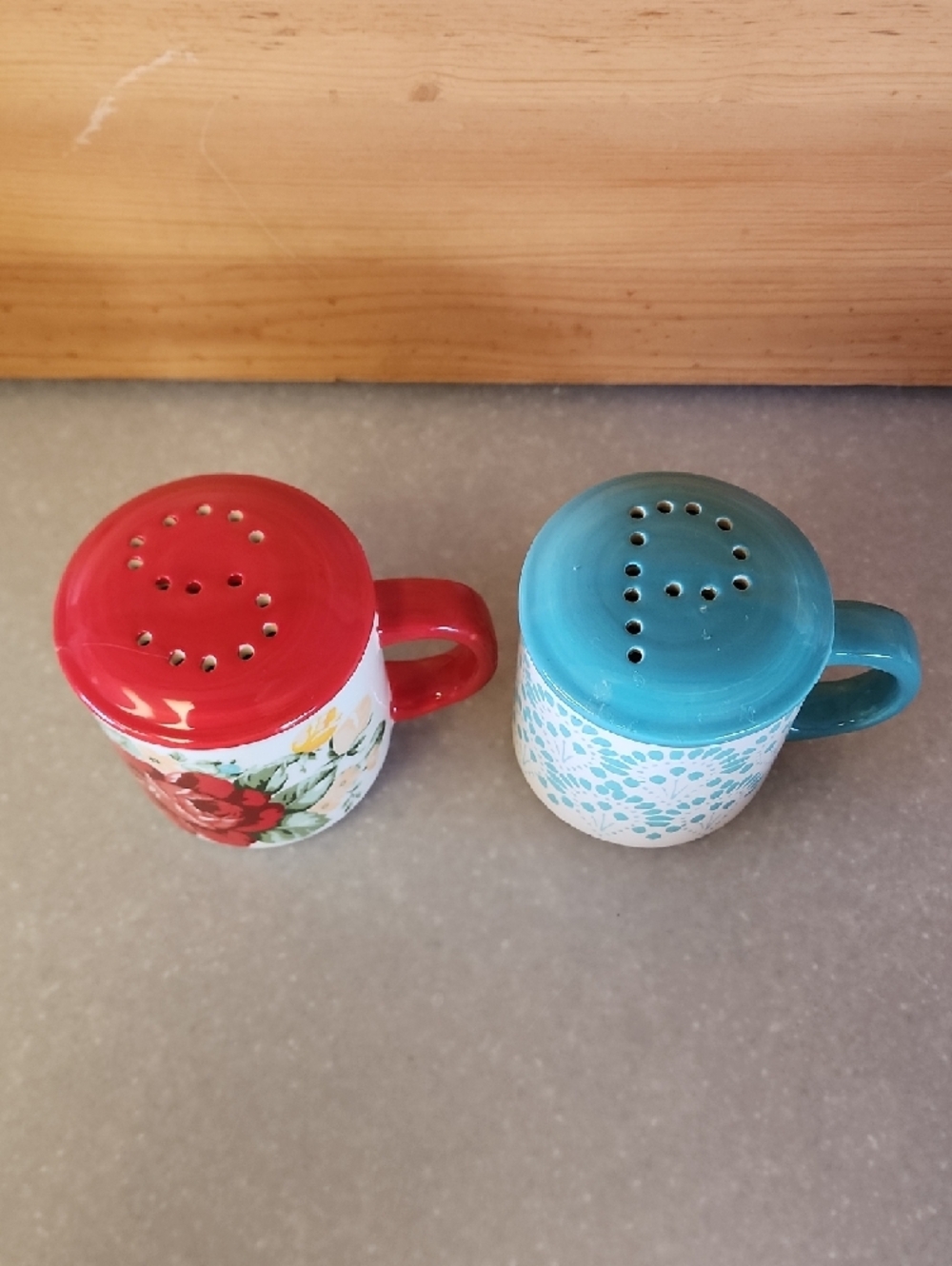The Pioneer Woman, Ceramic Red Floral and Teal Pattern Salt & Pepper Shakers. - Picture 2 of 13